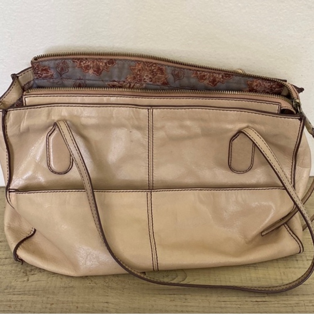 HOBO Tan and Cream Leather Shoulder Bag with Slouchy Design